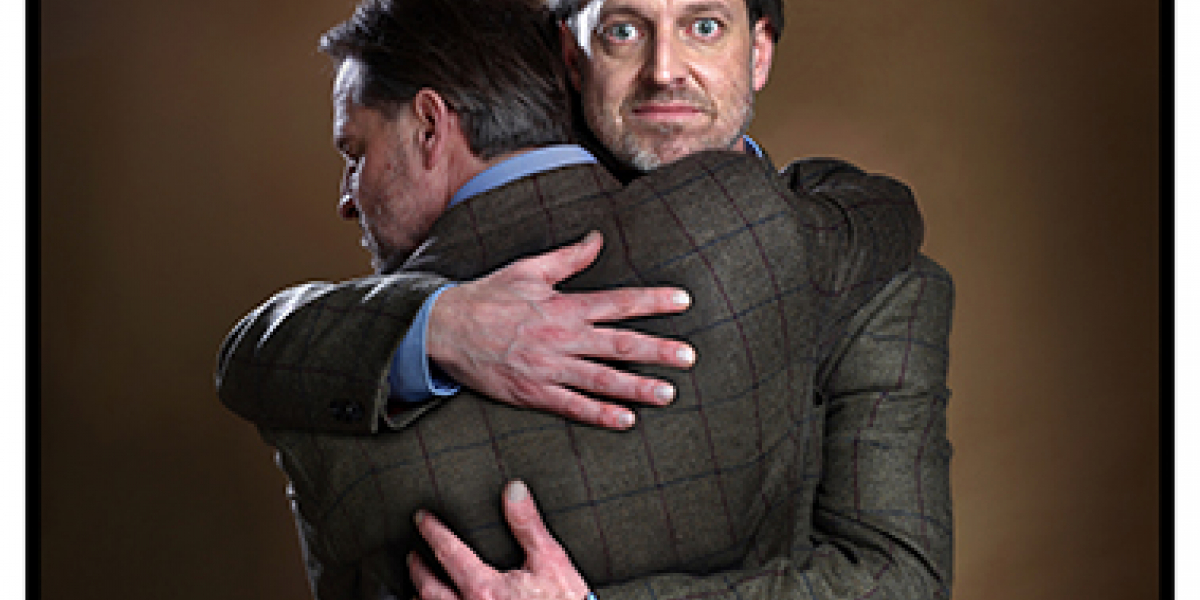 Bas omhelst zichzelf