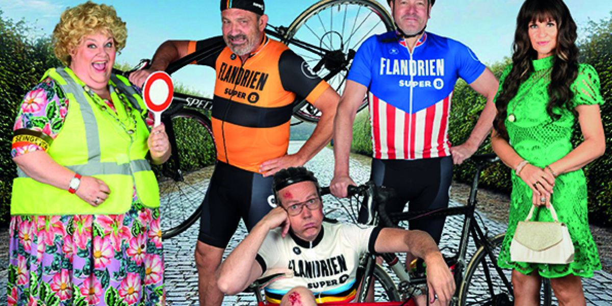 Drie mannen in wielrennerstenue en twee vrouwen