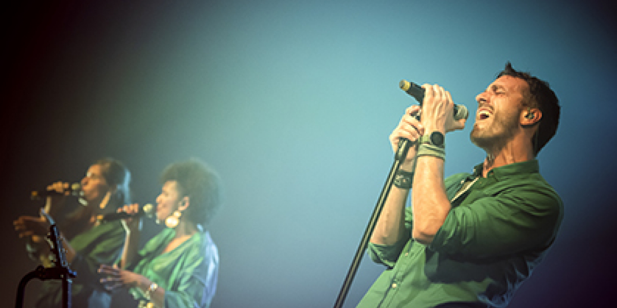 Guga zingt met backing vocals