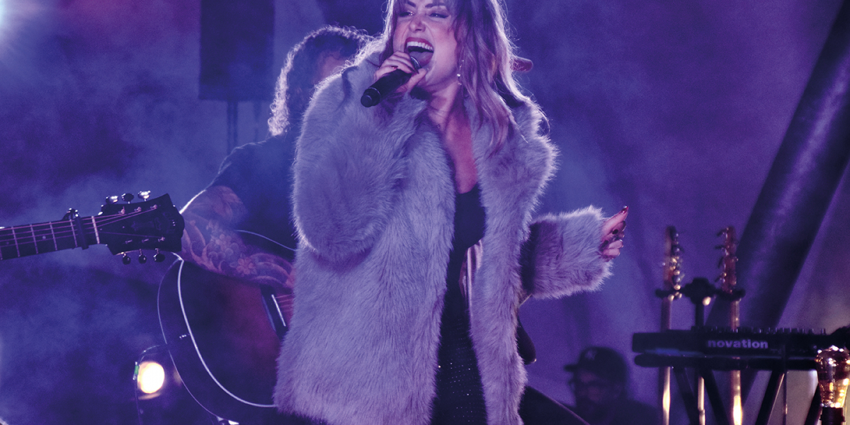 Zingende vrouw in bontjasachtige outfit