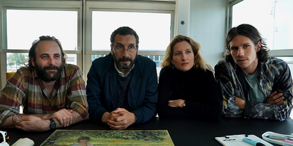 Vier mensen aan een tafel