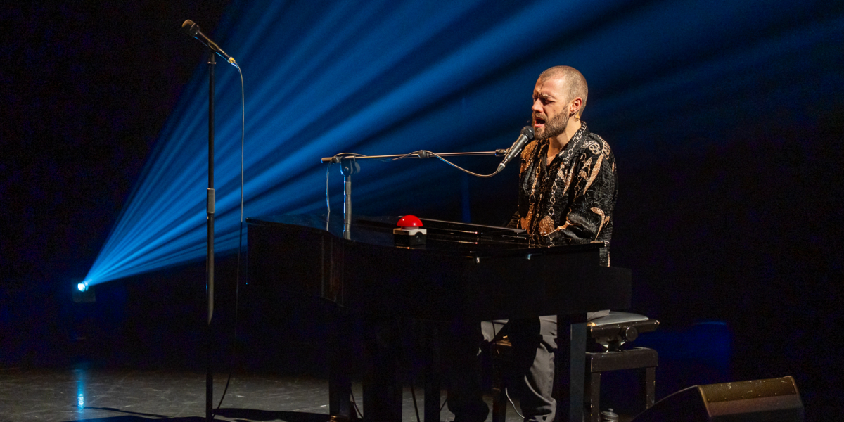 Pieter Verelst, op een podium achter een vleugelpiano