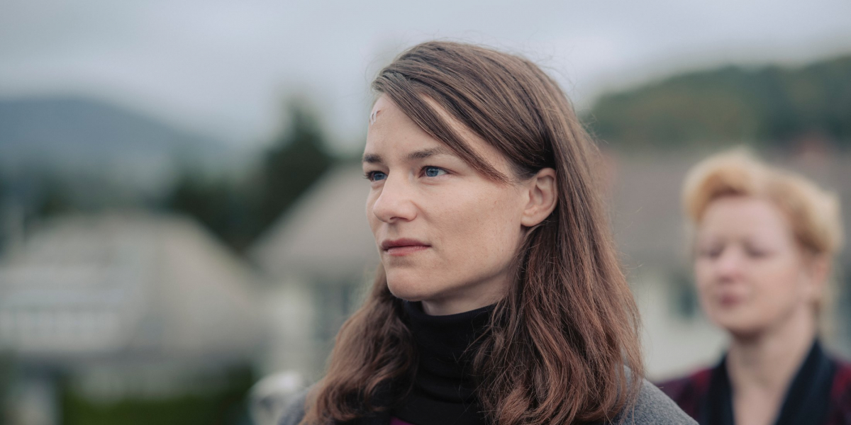 Vrouw op kerkhof